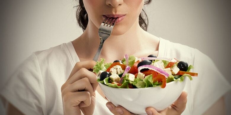 Flickan äter rätt för att undvika problem med övervikt
