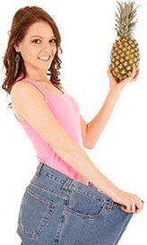 Lardrad tjej med ananas